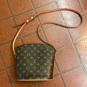 Louis Vuitton 💯authentic monogrammed crossbody